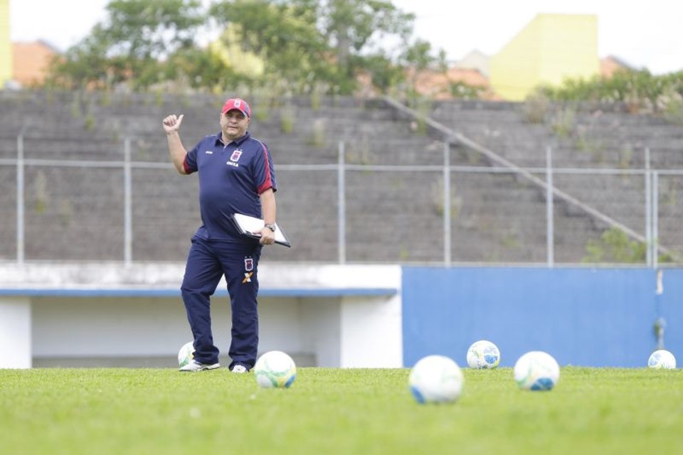 O técnico Luciano Gusso revelou que seu desafio é montar um time competitivo dentro da limitação financeira do Tricolor. | Daniel Castellano/Gazeta do Povo