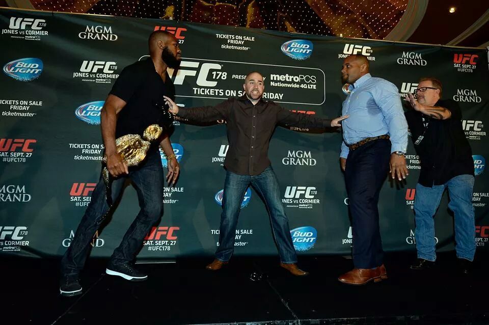 Jon Jones encara o maior desafio da carreira em Daniel Courmier. Os dois brigaram em um evento para a imprensa no ano passado | Divulgação/UFC