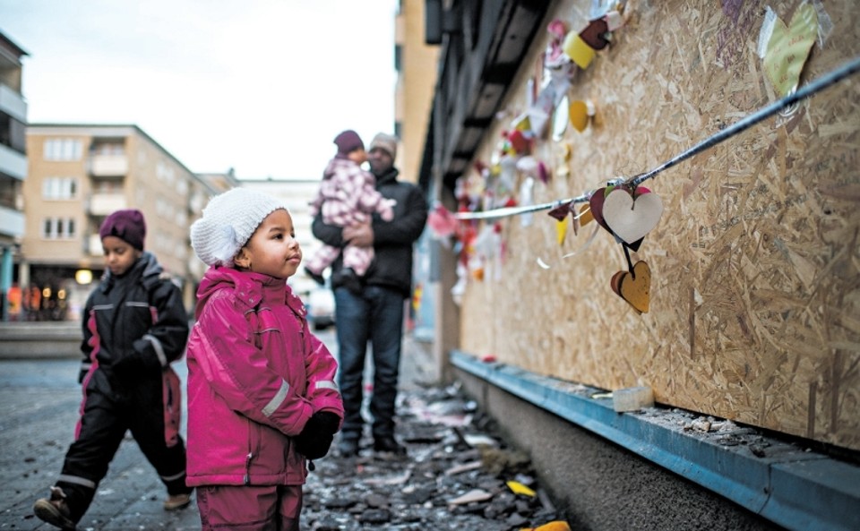 A investigação suspeita que o incêndio na mesquita de Eskilstuna seja criminoso. Corações de papel pendurados nas ruínas | Alexander Mahmoud para The New York Times