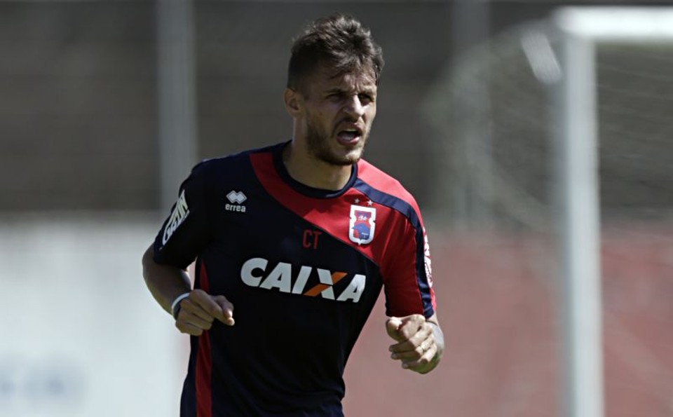 Adriano será a opção para a lateral direita do Paraná | Felipe Rosa / Tribuna