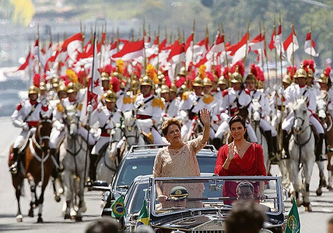 A presidente com sua filha em direção ao Palácio do Planalto |