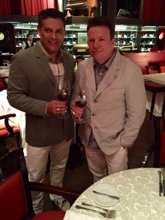 O artista plástico Eleuthério Netto e o médico Eliseu Portugal comemoraram aniversário ontem no restaurante Rara Avis, anexo ao Teatro Solis, em Montevidéu, com 