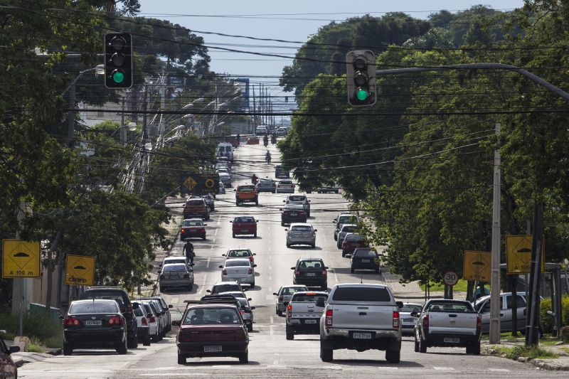 Rua Itatiaia, no Portão, pode abrigar no futuro um novo eixo de transporte leste-oeste, com faixa exclusiva ou canaleta para ônibus | Brunno Covello/Gazeta do Povo