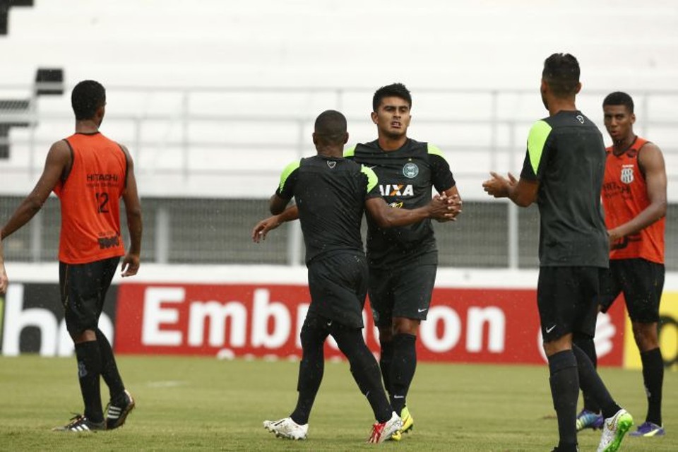 Rafhael Lucas aproveitou sobra na pequena área para marcar na partida do Coxa contra a Ponte Preta | Hugo Harada/Gazeta do Povo