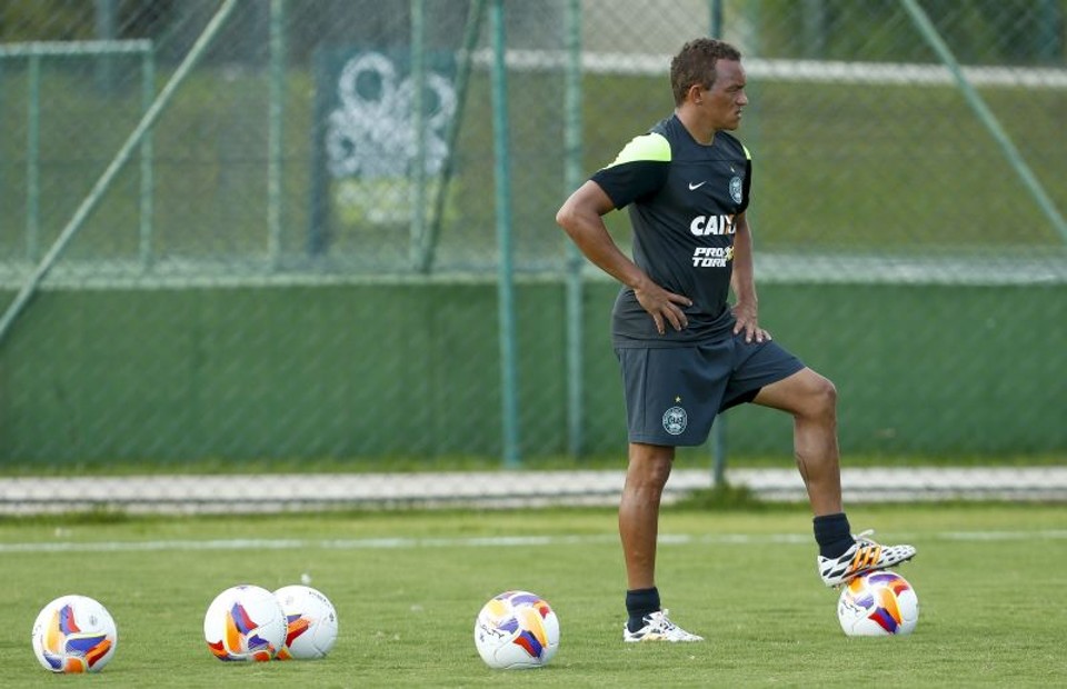 Carlinhos em treino do Coritiba em Atibai: lateral está em conversa com a diretoria do Coritiba para renovar | Hugo Harada / Gazeta do Povo