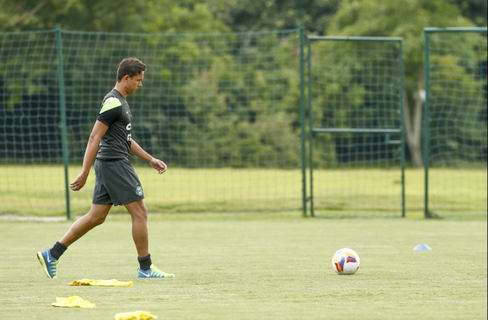 Keirrison anda em direção à bola durante o período de treino do Coritiba em Atibaia: atacante espera "renascer" em 2015 | Hugo Harada/Gazeta do Povo