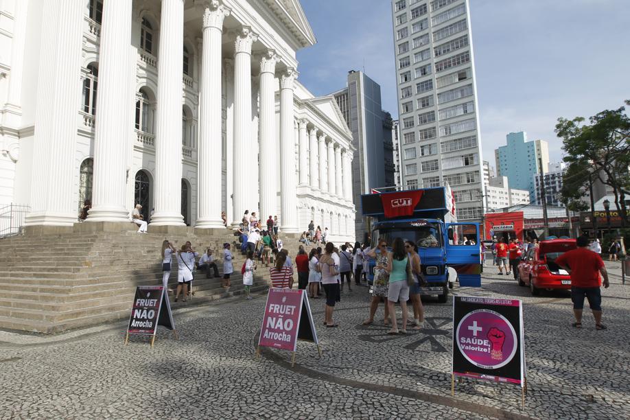 Na pauta de reivindicações do servidores da saúde estão o pedido de novos concursos públicos, o pagamento de horas-extras e o reajuste salarial previsto para dezembro | Antônio More / Gazeta do Povo