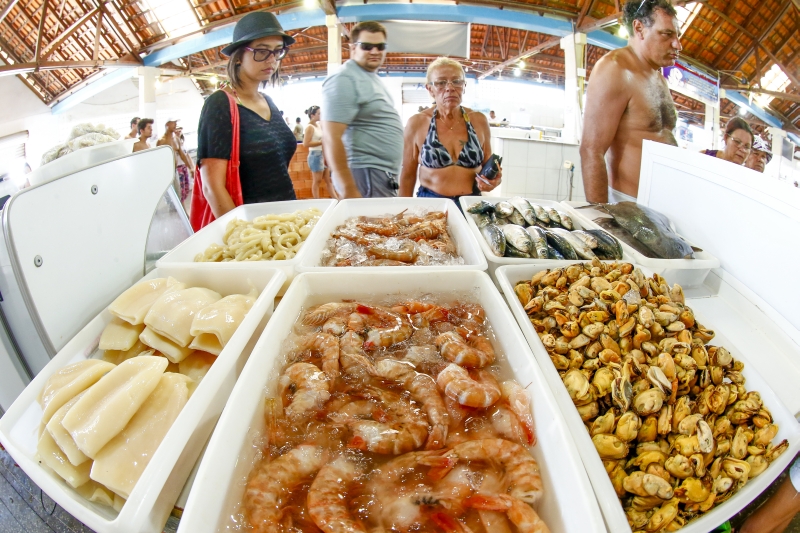 Cada tipo de pescado tem uma aparência ideal que precisa ser observada na compra. Os camarões, por exemplo, precisam estar firmes. As ostras, com a casca úmida | Hugo Harada/Gazeta do povo