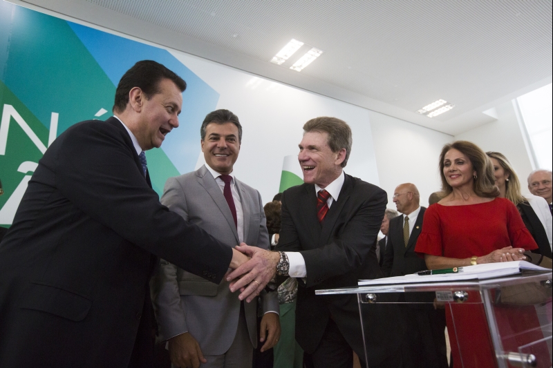 Kassab e Sciarra apertam as mãos, com Richa: sinal de apoio | Brunno Covello/Gazeta do Povo