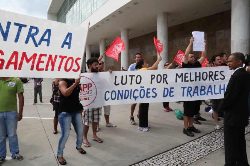 Protestos de professores temporários na posse de Richa, em 1º de janeiro, contra o atraso do salário | Ivonaldo Alexandre/Gazeta do Povo