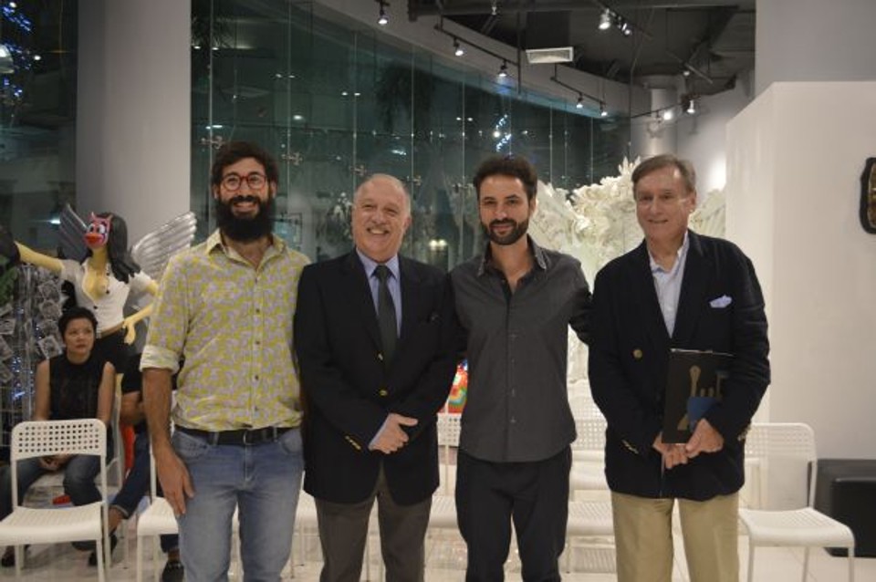 André Mendes, o embaixador do Brasil Gilberto Fonseca Guimarães de Moura, Juan Parada e o conselheiro do departamento de cultura do Brasil, Jose Mário Ferreira Filho (da esq. para a dir.), na abertura da exposição Tropikos, sábado, na galeria Hof Art Space, em Bangcoc, na Tailândia. A mostra tem obras de André, Juan e de Fernando Franciosi | Divulgação