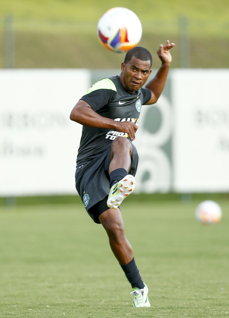 O paranaense Mazinho, nascido em Fênix, atua pela primeira vez por um time do estado | Hugo Harada/Gazeta do Povo