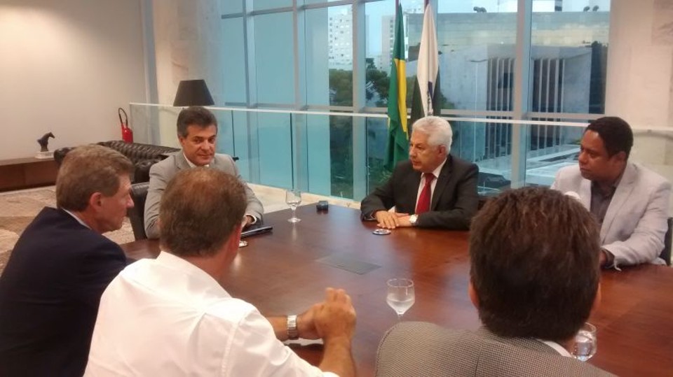 O deputado Arlindo Chinaglia (de gravata vermelha) visitou o governador Beto Richa (na ponta da mesa) | Daniel Castellano / Gazeta do Povo