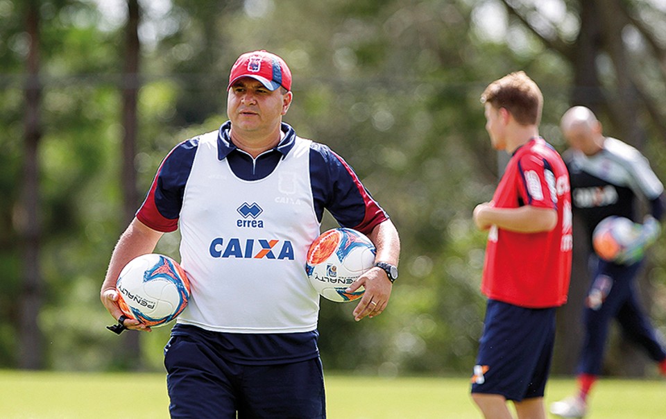 Técnico Luciano Gusso estreia no futebol profissional no comando do Paraná | Daniel Castellano/ Gazeta do Povo