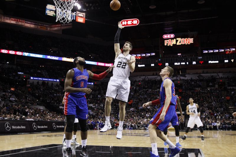Tiago Splitter em lance do confronto do San Antonio Spurs contra o Detroit Pistons. | Soobum Im/USA TODAY Sports
