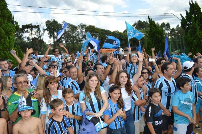 Torcida fez festa na frente do hotel em que a equipe gaúcha está hospedada | 