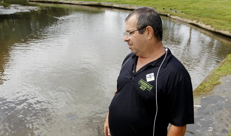 Paulo mora há 30 anos na região do Parque São Lourenço e diz que a água do lago está sempre turva | Antônio More/Gazeta do Povo