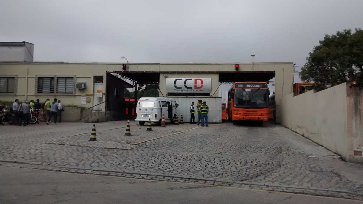 Funcionários fizeram piquete em frente à empresa CCD (Cristo Rei) e impediram a saída de ônibus | Jonathan Campos/Agência de Notícias Gazeta do Povo