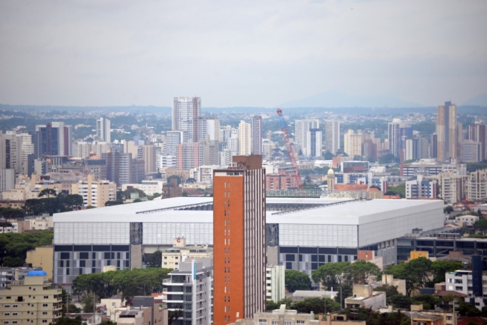 Impedidos de trabalhar por causa da paralisação para a reforma da Arena, lojistas agora querem retomar seus pontos comerciais dentro da praça esportiva, mas não têm o aval do Atlético | Felipe Rosa/Tribuna do Paraná