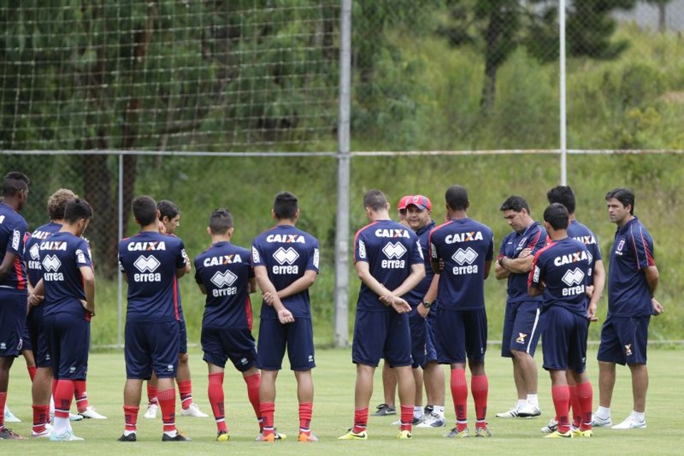 Técnico Luciano Gusso pode ter desfalques na estreia no Paranaense pela demora no registro dos reforços no BID | Daniel Castellano / Gazeta do Povo