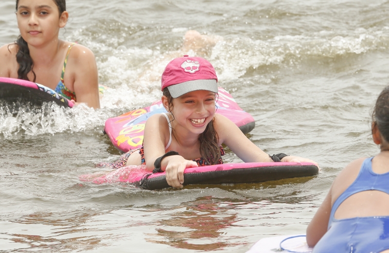 A prancha é uma dos passatempos favoritos de Luisa, 8 anos | Hugo Harada/Gazeta do Povo