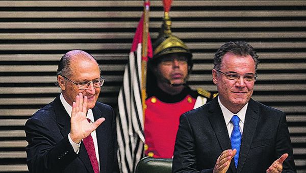 Críticas à gestão dilma em SP- O governador reeleito de São Paulo, Geraldo Alckmin (PSDB), fez de seu discurso de posse uma espécie de prévia do tom que deverá adotar nos próximos quatro anos em relação ao PT. Com críticas indiretas ao governo federal, o tucano fez durante toda a sua fala referências ao cenário nacional, disse ter o dever de fugir de falsos dilemas e avaliou que o povo em São Paulo rejeitou nas últimas eleições o populismo fácil. Não nos enganemos: vivemos em um país injusto, criticou. São necessárias iniciativas que alavanquem o potencial do indivíduo, sem tutelá-lo, acrescentou | Bruno Santos/A2 Fotografia/Divulgação