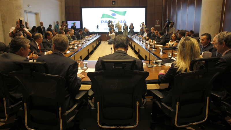 Richa (de costas, ao centro) em reunião do secretariado: todo o 1º escalão do Paraná terá reajuste | Jonathan Campos