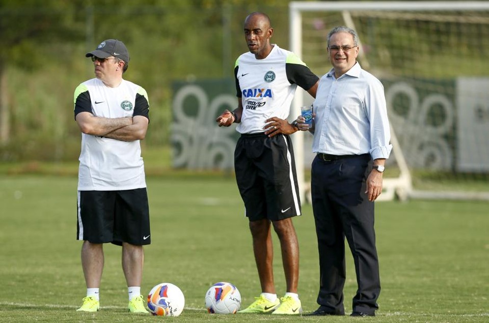 Ao lado de integrantes da comissão técnica alviverde, seu Alceu observa o treinamento do Coritiba no resort em Atibaia | Hugo Harada/Gazeta do Povo