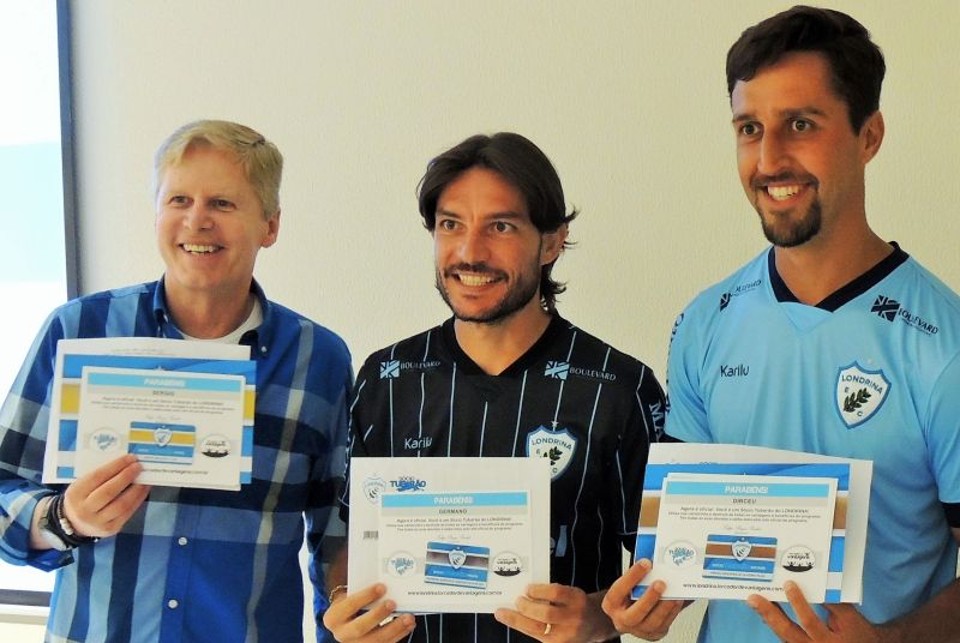 O gestor do Londrina, Sérgio Malucelli, o volante Germano e o zagueiro Dirceu posam para promover os planos de sócios do Tubarão | Divulgação