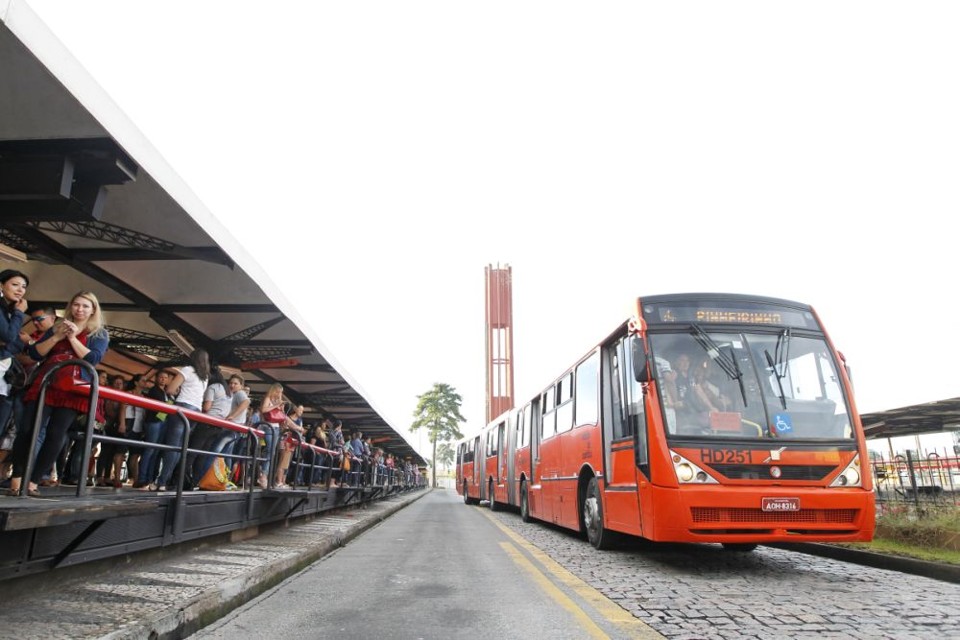 A frota ontem oscilou entre 75% e 92%, segundo a Urbs, mas a sensação de muitos, principalmente no início do dia, foi de falta de ônibus | Antônio More / Gazeta do Povo