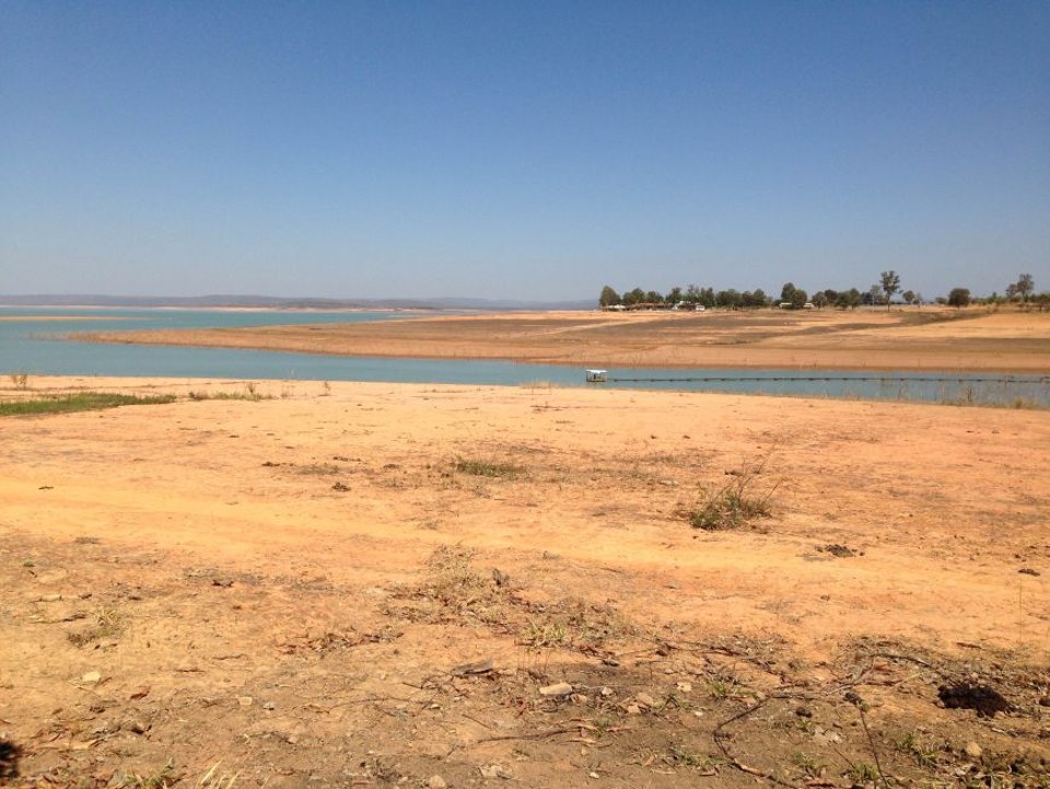 Com capacidade de armazenar 21 bilhões m³ de água, a Represa de Três Marias, Norte de Minas Gerais, chegou a 2,8% da capacidade em novembro de 2014. | Comunicação Social Prefeitura Três Maria-MG