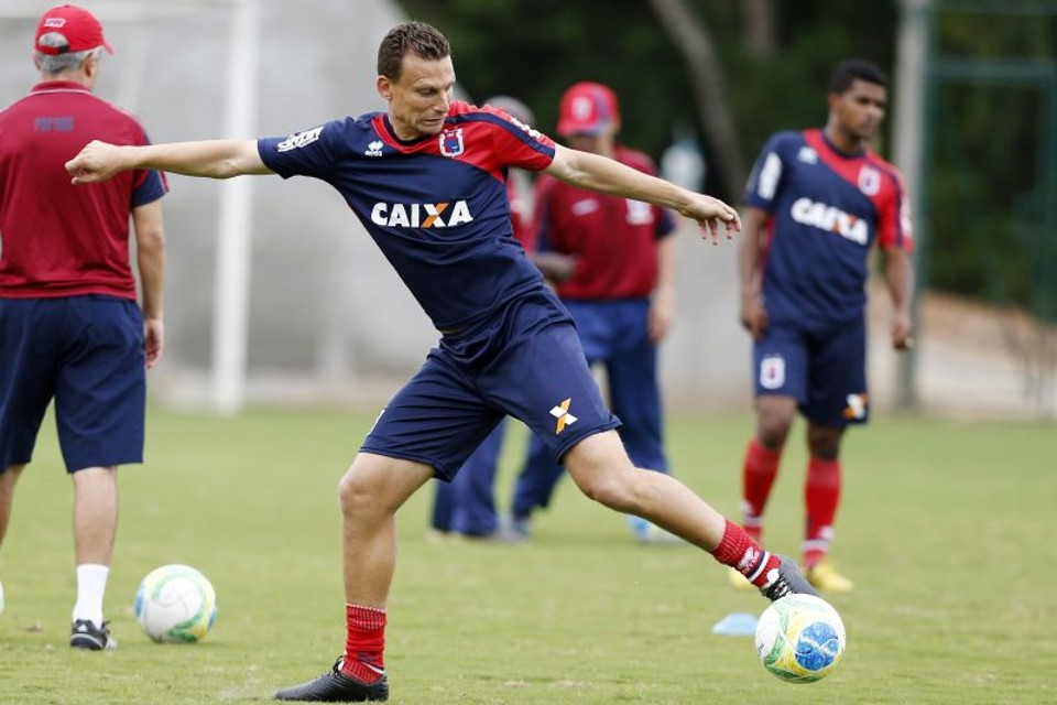 Cleiton está preparado para guiar os novatos, mas acredita que o Paraná vá contratar mais zagueiros | Albari Rosa / Gazeta do Povo