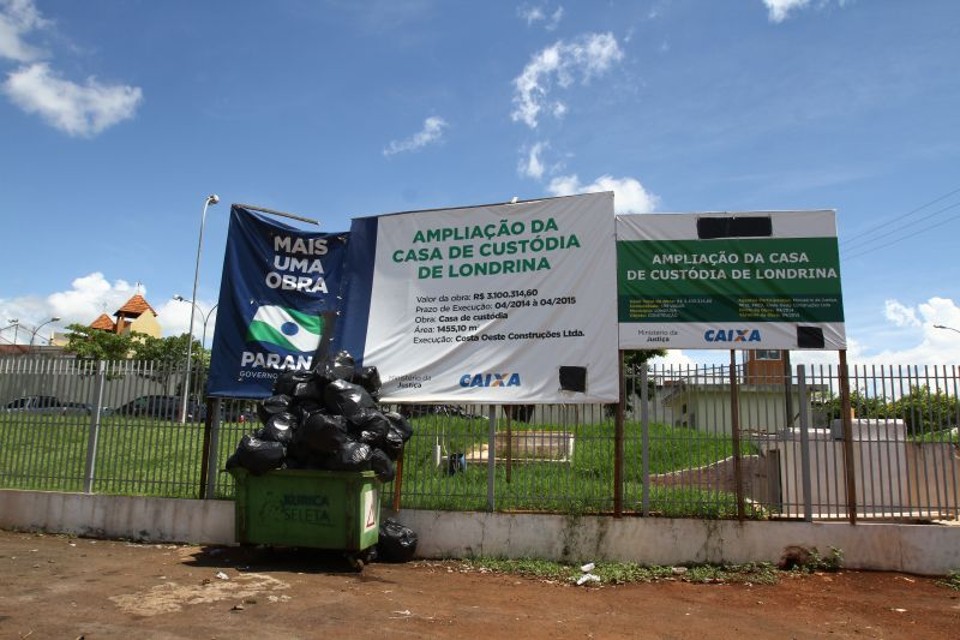 Obras de 20 penitenciárias do estado estão paradas No terreno que abrigará a Casa de Custódia de Londrina, apenas placas e lixo | Roberto Custódio/Gazeta do Povo