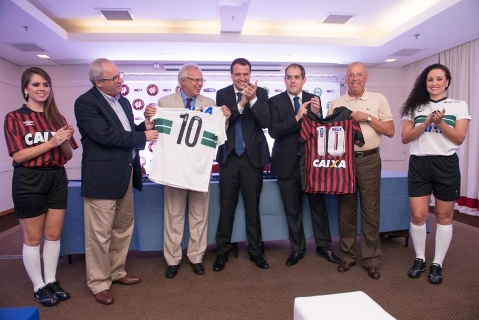 Dirigentes de Atlético e Coxa seguraram a camisa dos rivais simbolizando a união entre os clubes | Lucas Pontes / Gazeta do Povo