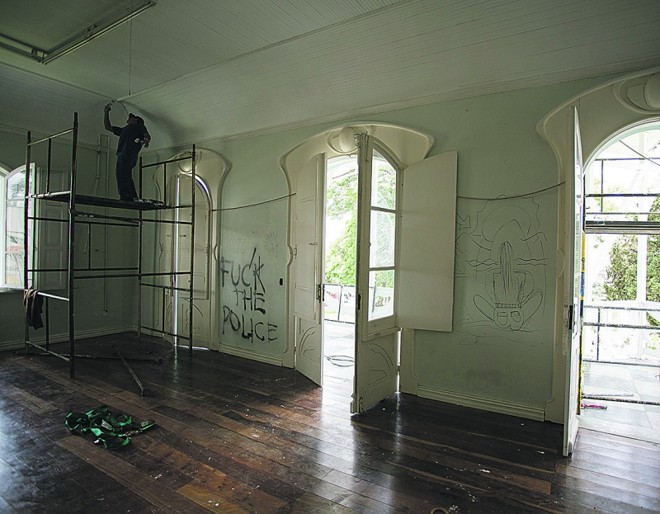 Invadido várias vezes por moradores de rua e usuários de drogas, o prédio está sendo pintado novamente. A Academia Paranaense de Letras pretende ocupar o imóvel ainda no primeiro semestre | 