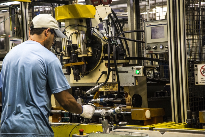 Levantamento do Itaú BBA mostrou que 20% das empresas consultadas reduziram o volume de investimentos em 2014 | Brunno Covello/Gazeta do Povo