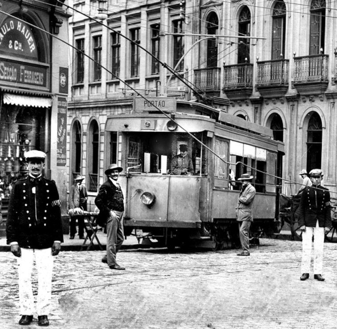 Logo no dia da inauguração, em sete de janeiro de 1913, o bonde do Portão sofre um acidente em que se partiu o cabo condutor elétrico, na esquina da atual Rua Monsenhor Celso com a Praça Tiradentes |