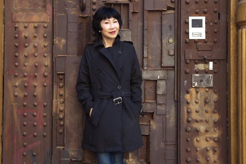 Amy Tan visitou várias localidades chinesas no processo de pesquisa para o livro, inclusive a ilha de Chongming, onde a mãe dela cresceu e a avó se suicidou | Divulgação