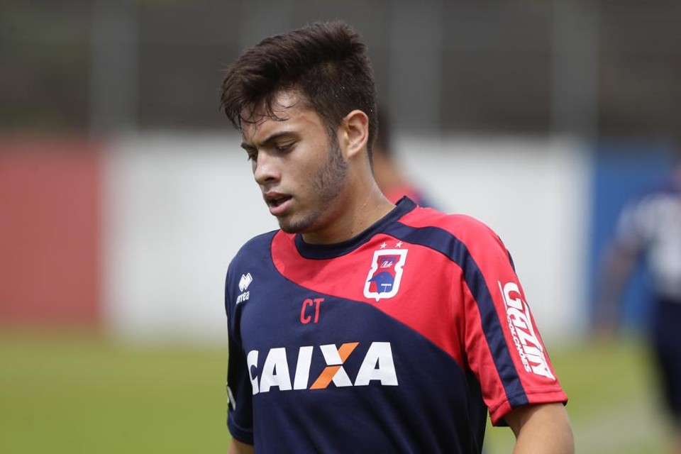 Meia Leandro Vilela deve ganhar mais chances no time titular em 2015 | Daniel Castellano / Gazeta do Povo