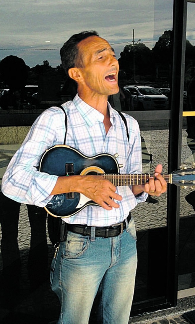 Marcos Moura Badega, cantor |