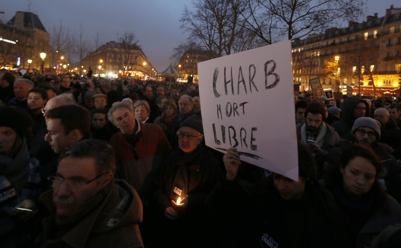 Manifestantes protestam em defesa da liberdade de imprensa e contra o extremismo | Gonzalo Fuentes / Reuters
