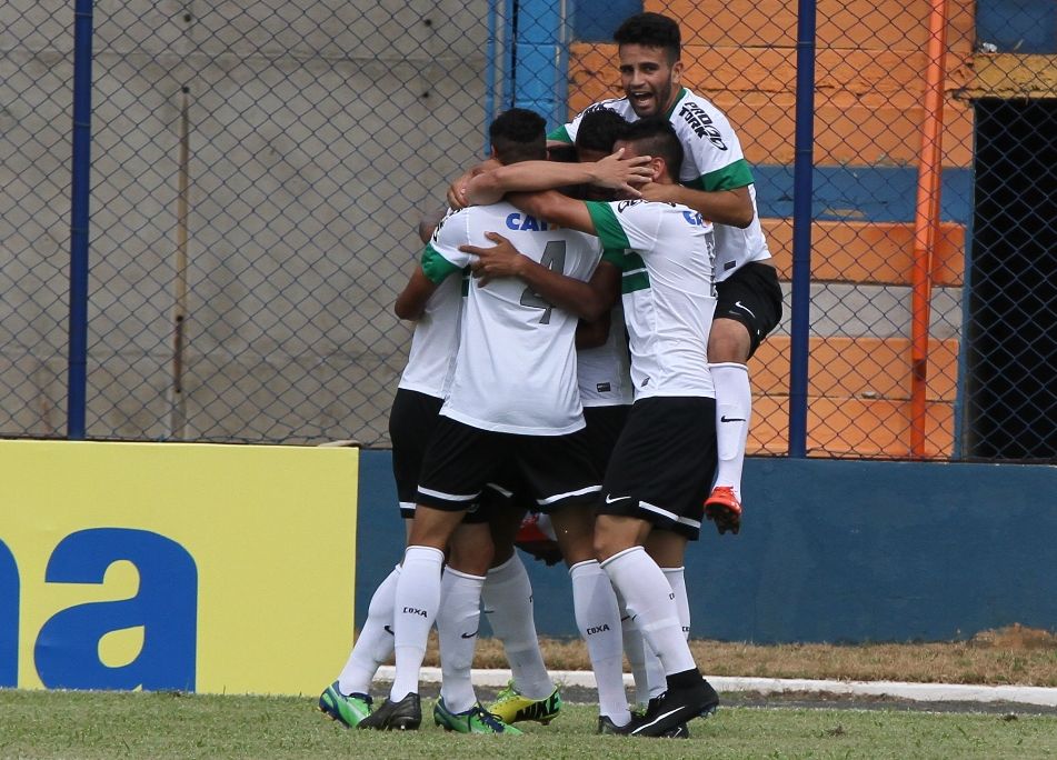 Jogadores do Coritiba comemoraram o primeiro gol na estreia da Copinha. | Divulgação Coritiba