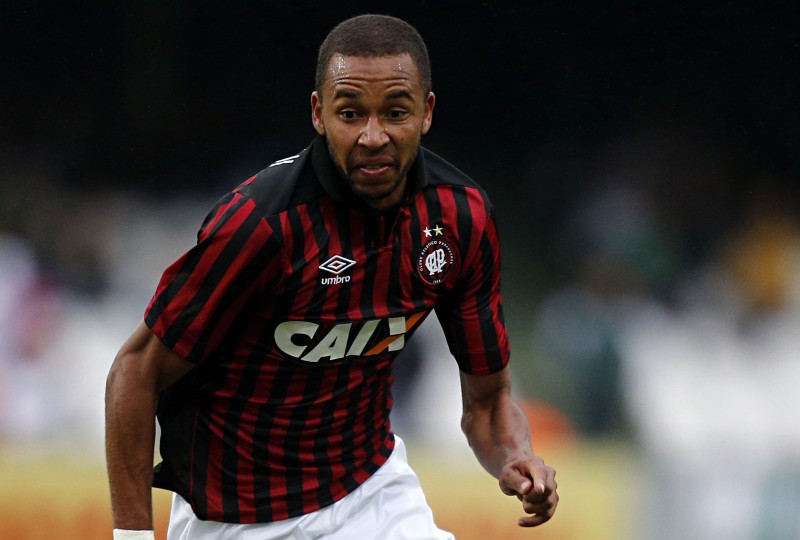 Volante Hernani tenta ganhar espaço no Atlético comandado por Claudinei Oliveira | Albari Rosa / Gazeta do Povo