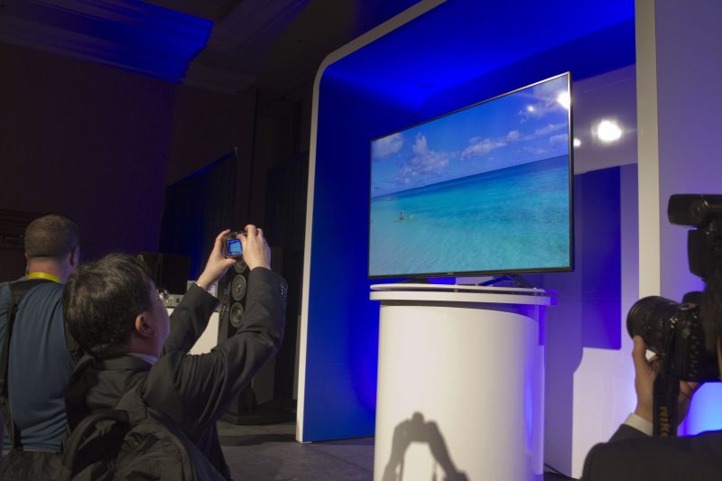 Jornalistas tiram foto de uma TV de 65 polegadas da Panasonic durante a Consumer Eletrocnics Show (CES), em Las Vegas | Steve Marcus/Reuters