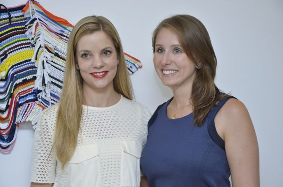 Laura Simões de Assis , diretora da galeria, recepcionou dezenas de convidados, entre eles, Maria Júlia Cançado, na abertura da exposição Limiar, anteontem, na SIM Galeria. A mostra traz obras de dez nomes da nova geração paranaense em pintura, fotografia, escultura e vídeo | Ísis Glock