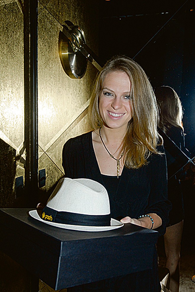 A DJ suíça Nora En Pure ganhou o chapéu presente tradicional da Posh Club de Florianópolis antes de assumir as pick ups da noite |