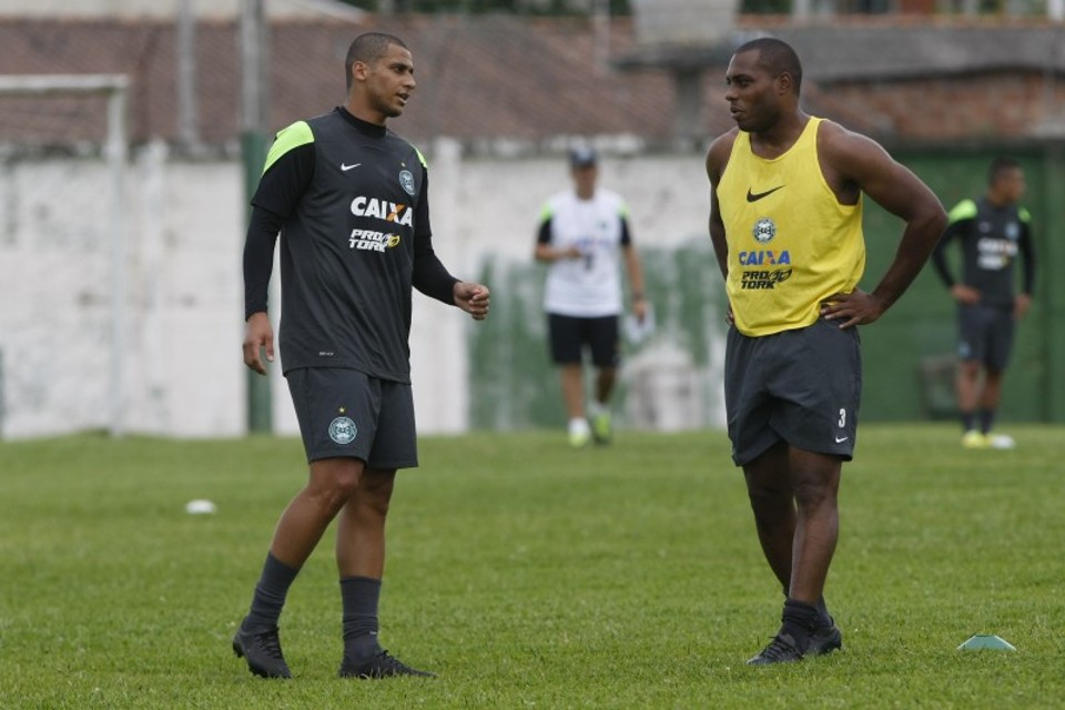 Welinton e Luccas Claro formarão a zaga do Coritiba junto com Leandro Almeida para o jogo-treino contra o Red Bull | Aniele Nascimento / Gazeta do Povo