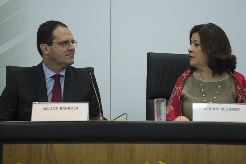 Nelson Barbosa (à esq.) assumiu na sexta-feira (2) a pasta antes comandada por Miriam Belchior | Marcelo Camargo/ABr