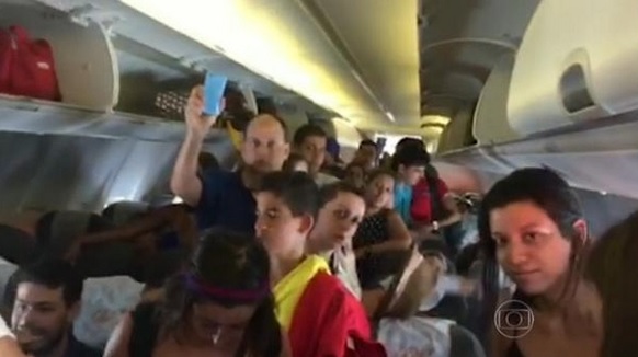 No auge da tensão dentro da aeronave, o comandante sinalizou que não haveria o que fazer naquela situação | Reprodução/TV Globo