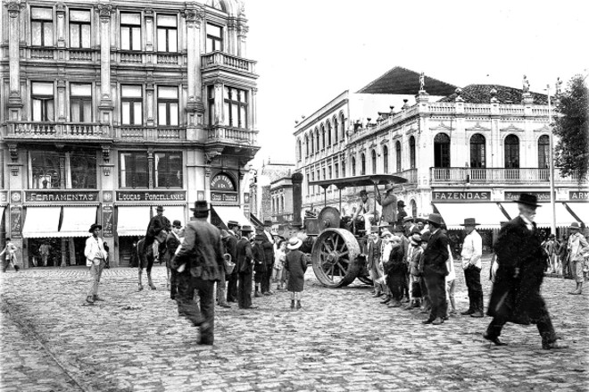 Em seis de setembro de 1912 uma das recém importadas Compressoras compactam o calçamento para a instalação dos trilhos aos bondes elétricos, sob olhar dos curiosos | Acervo Cid Destefani